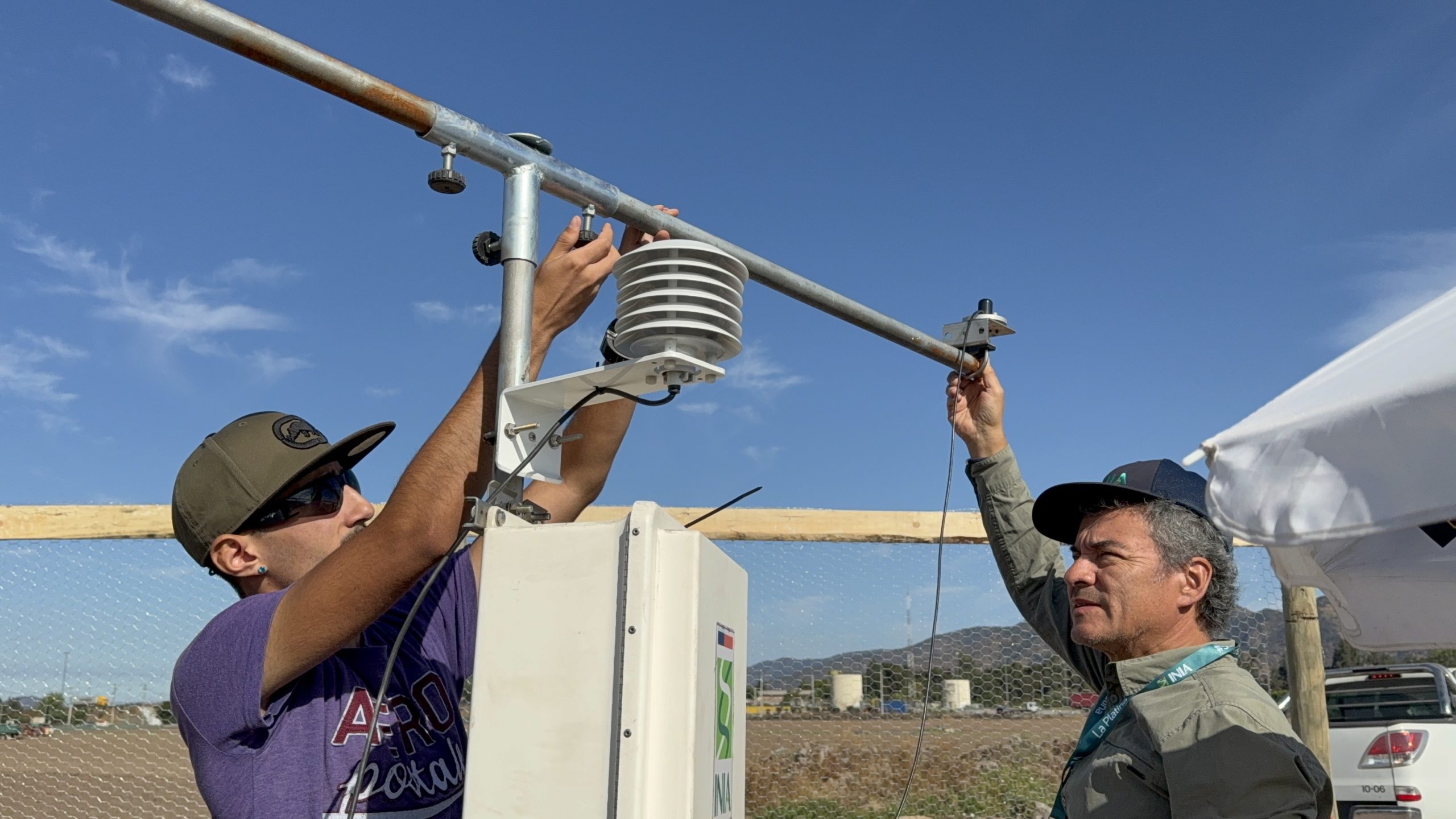 Aarón Aburto y Gustavo Chacón durante instalación de piranómetro